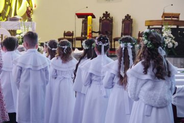 Dzieci przystępujące do komunii świętej.