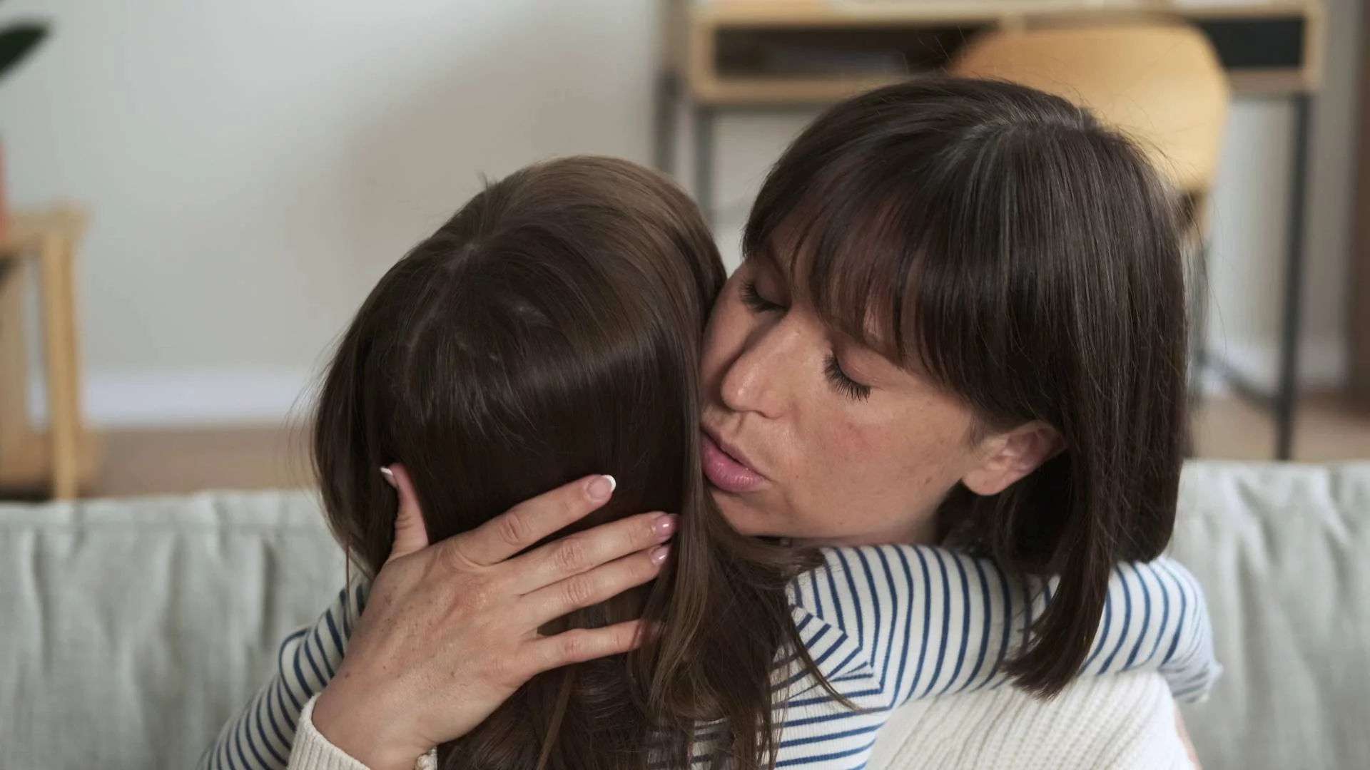 mama z czułością przytula dziecko mama z czułością przytula dziecko