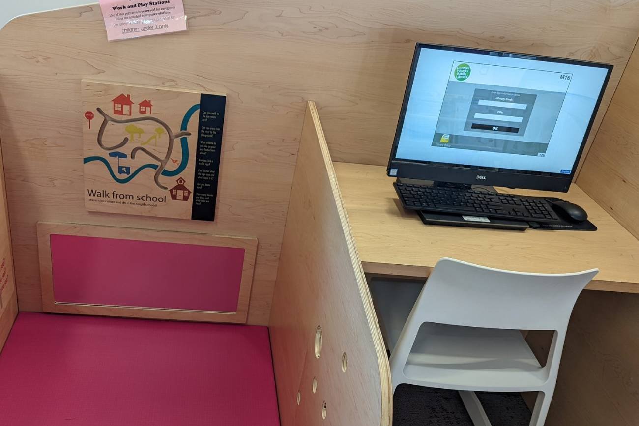 praca zdalna, rodzice małych dzieci, rodzic pracuje z dzieckiem, opieka nad dzieckiem, praca na komputerze, biblioteka dla dzieci