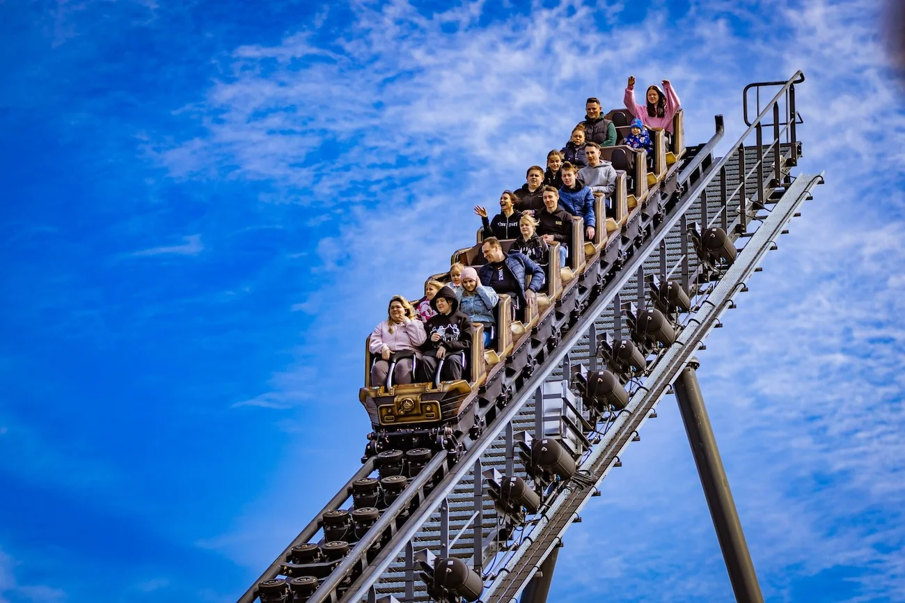 ludzie zjeżdżają na rollercoasterze w Energylandii