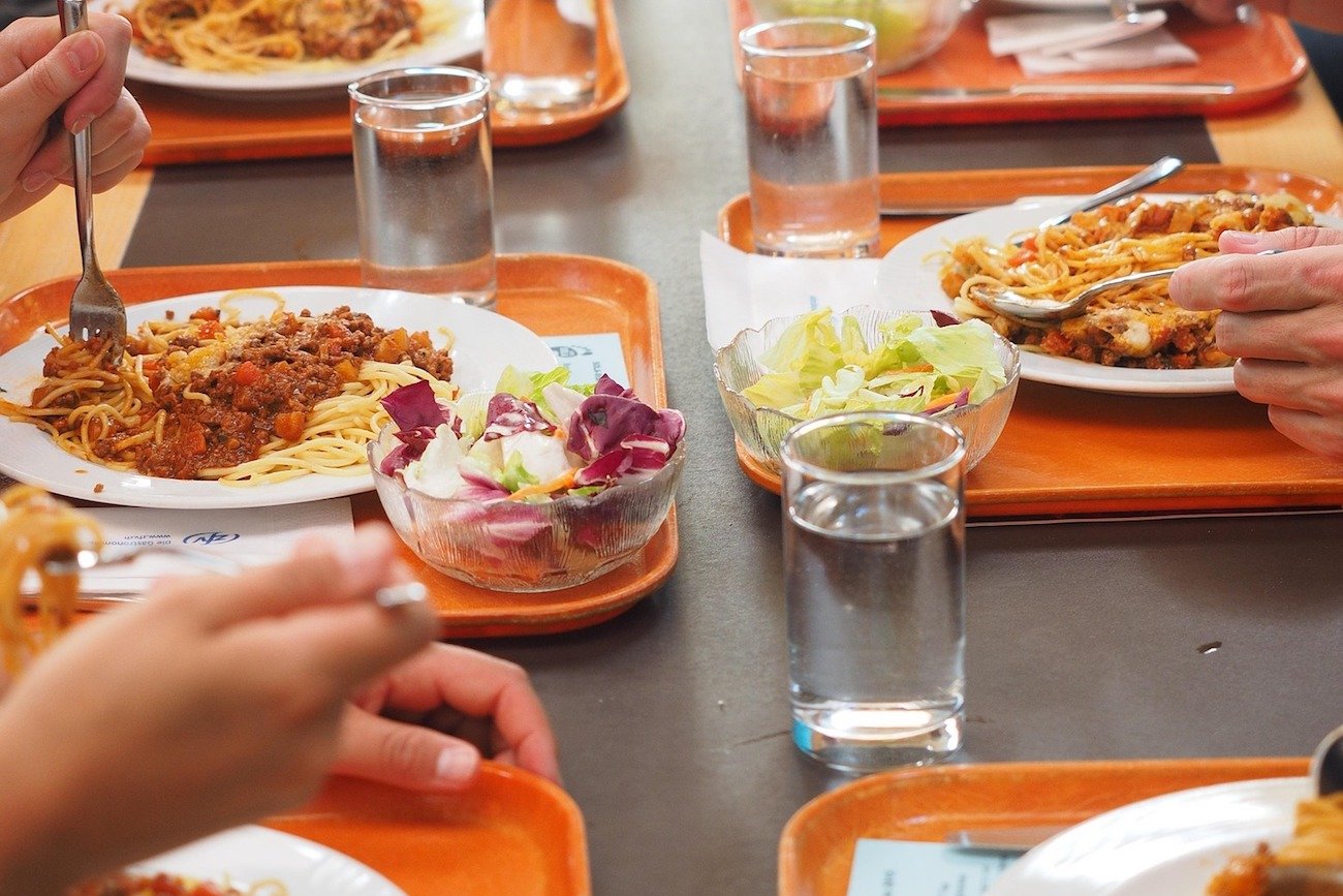 stołówka z uczniami stołówka z uczniami