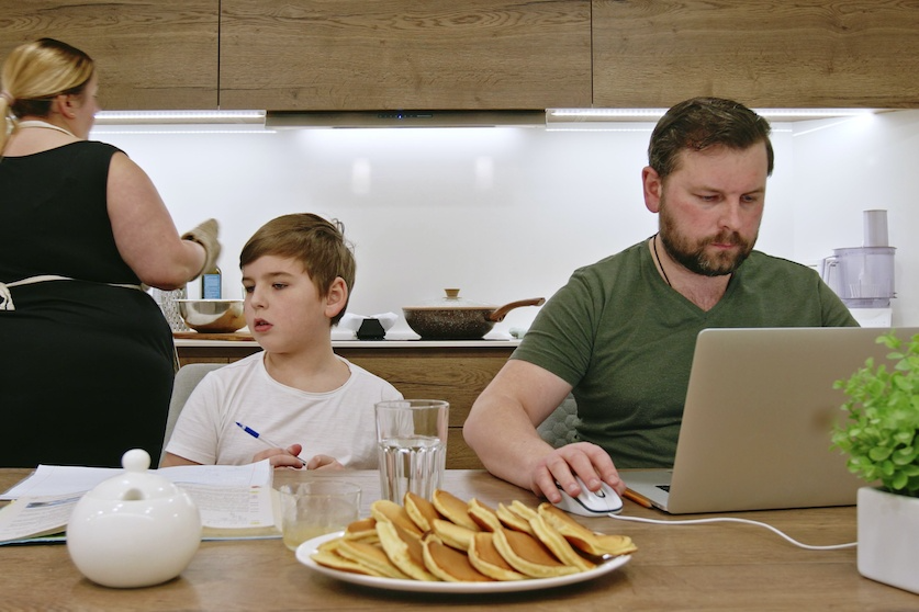 Zaniedbane dzieci ciągle zajętych rodziców. Na pewno popełniasz choć jeden z tych błędów