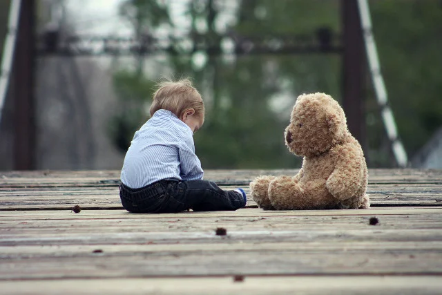 Fot. Pixabay / [url=http://pixabay.com/en/baby-teddy-bear-cute-child-small-623417/]cherylholt[/url] / [url=http://pixabay.com/en/service/terms/#download_terms]CC0 Public Domain[/url]