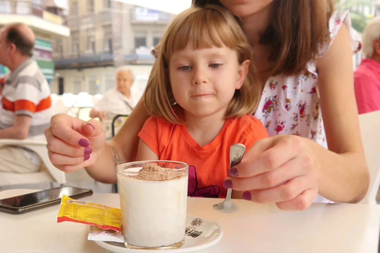 mama z dziewczynką w kawiarni je deser mama z dziewczynką w kawiarni je deser