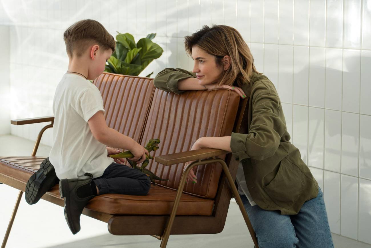 Mama rozmawia z kilkuletnim synem.