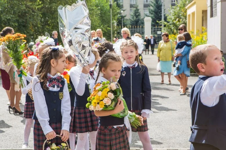 Nauczyciele z kaliskiej szkoły apelują, by nie dawać im kwiatów. Proszą o coś innego
