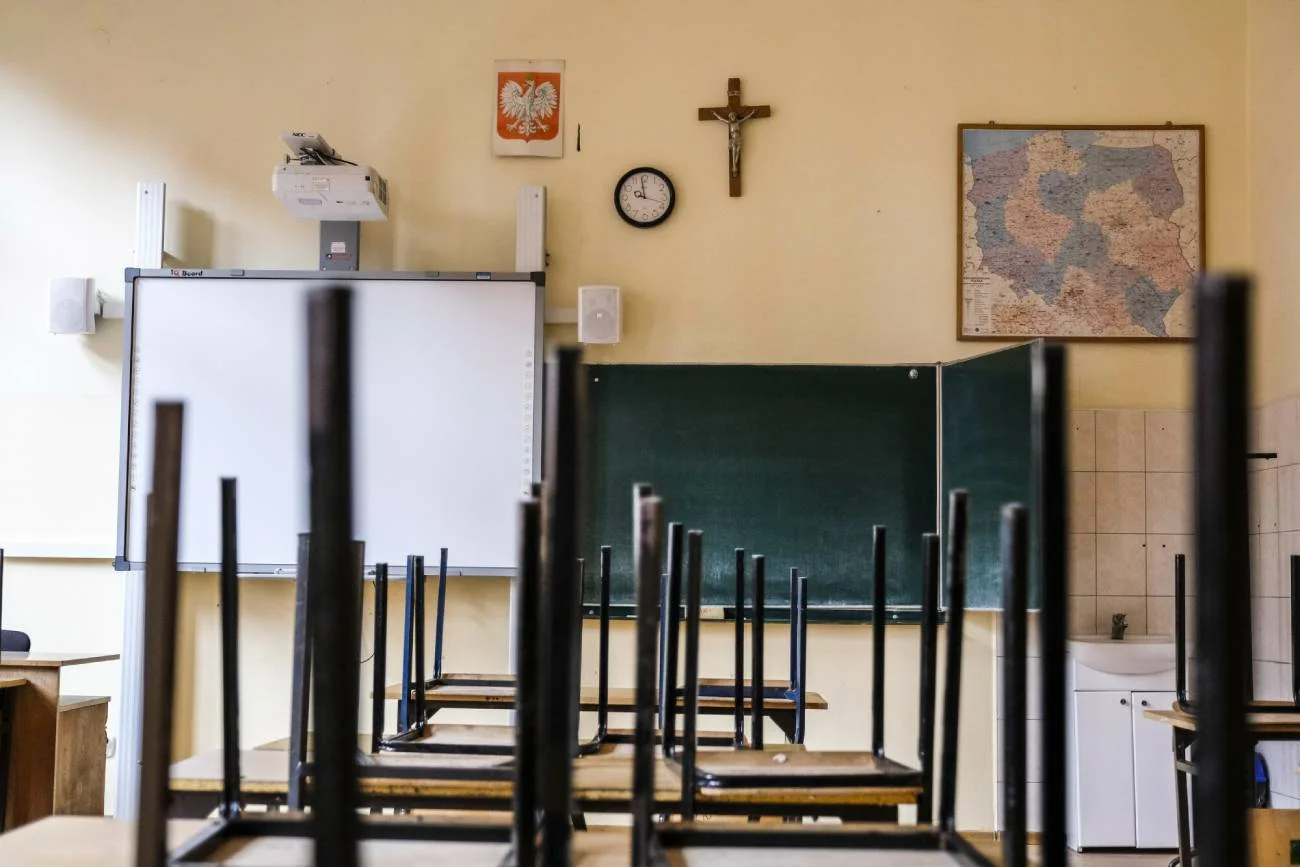 Pusta klasa w szkole.