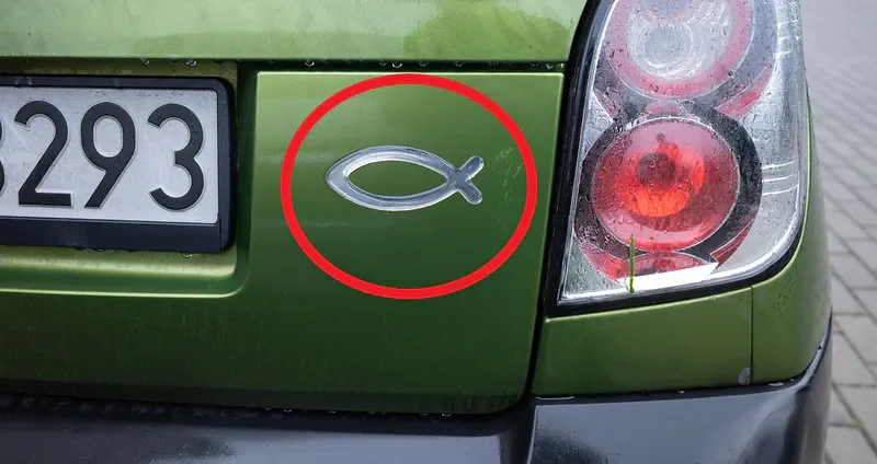 Rybka staje się coraz mniej popularną ozdobą samochodów