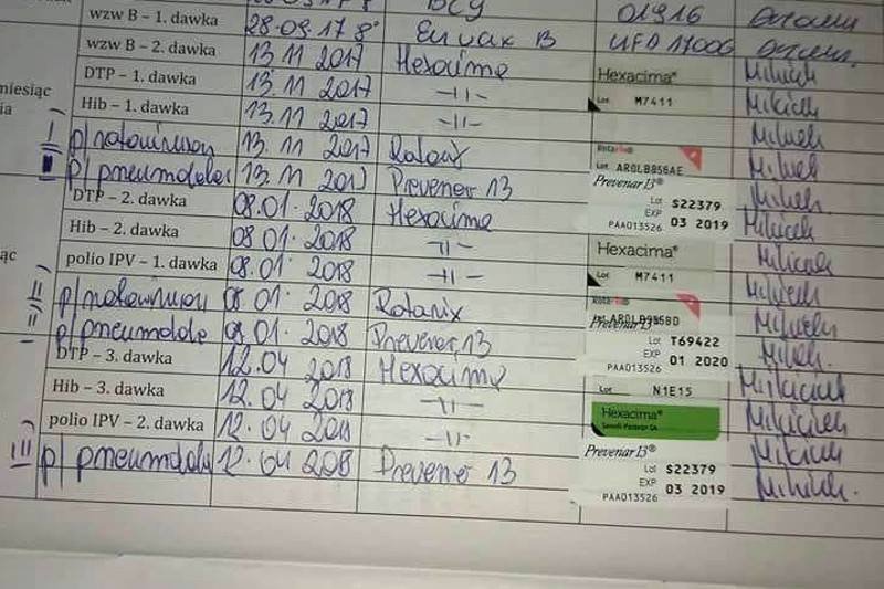 Czy lekarze szczepią swoje dzieci? Tak. I na dowód udostępniają zdjęcia kart szczepień