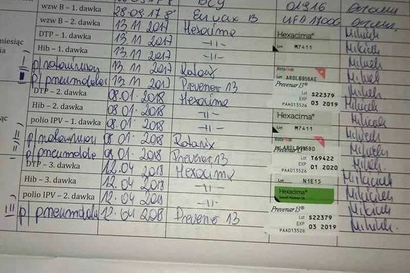 Czy lekarze szczepią swoje dzieci? Tak. I na dowód udostępniają zdjęcia kart szczepień