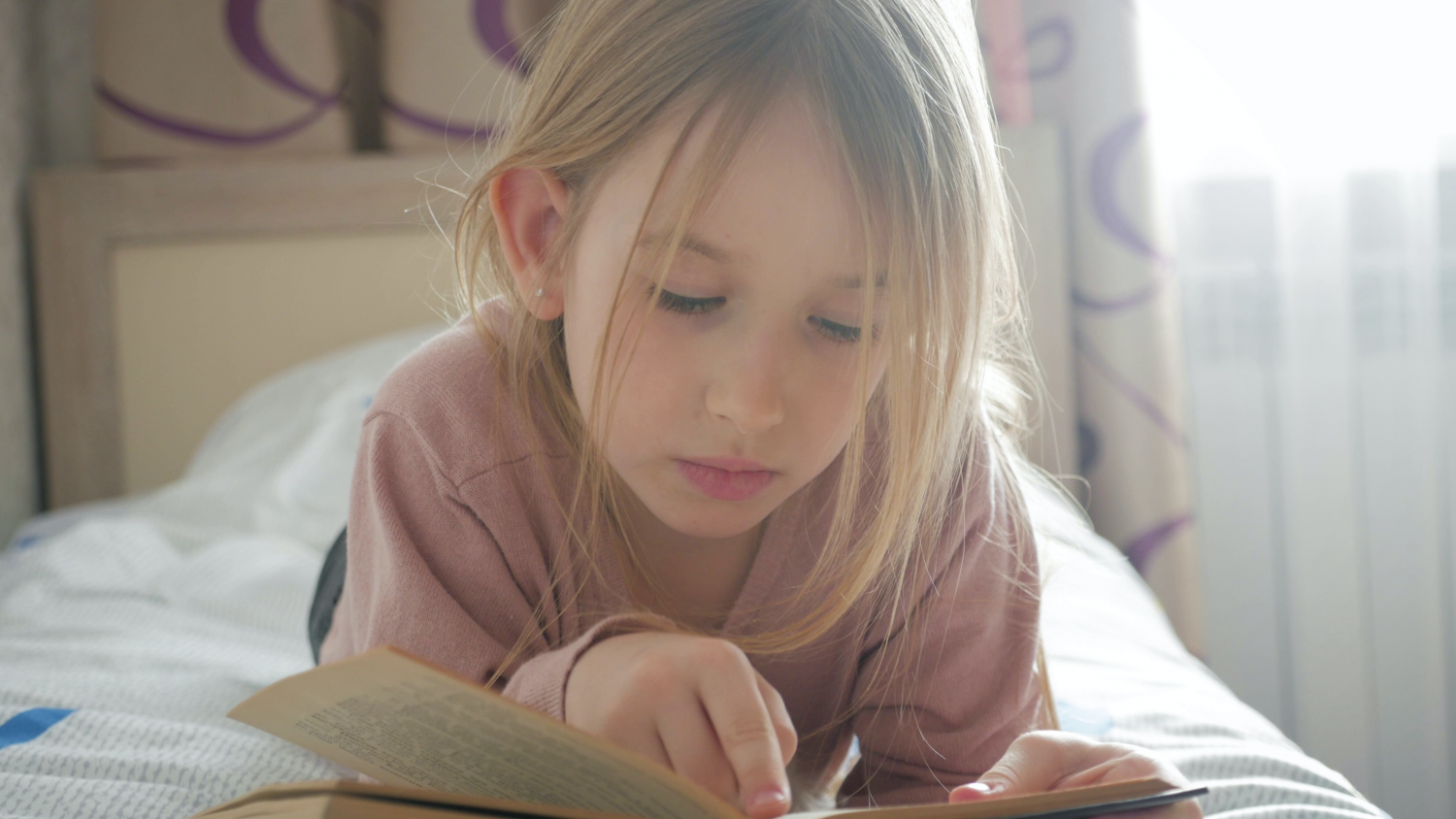 Nie zmuszam dziecka do czytania lektur. Wolę, żeby czytało z przyjemności