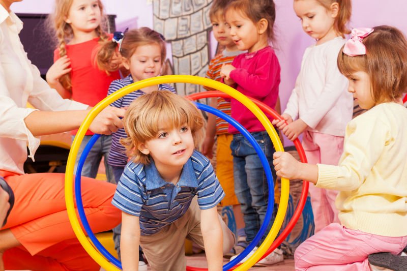 W dużym skupisku ludzkim takim jak przedszkole bakterie i wirusy łatwo przenoszą się między maluchami. Dbając codziennie o higienę nosa, można zmniejszyć ryzyko złapania kataru.