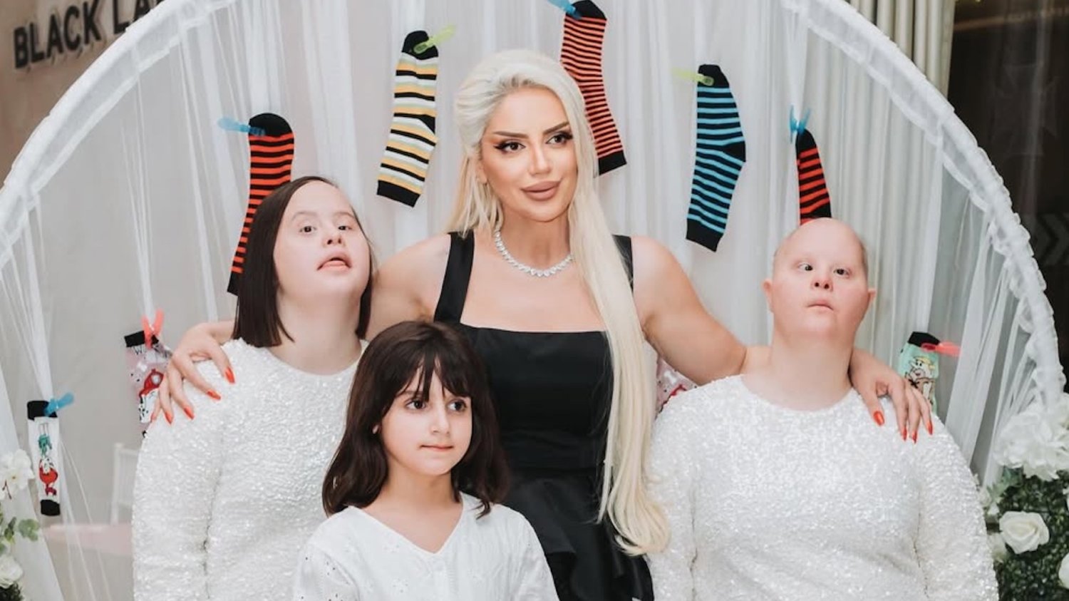 Na zdjęciu Sara Bero z córkami.