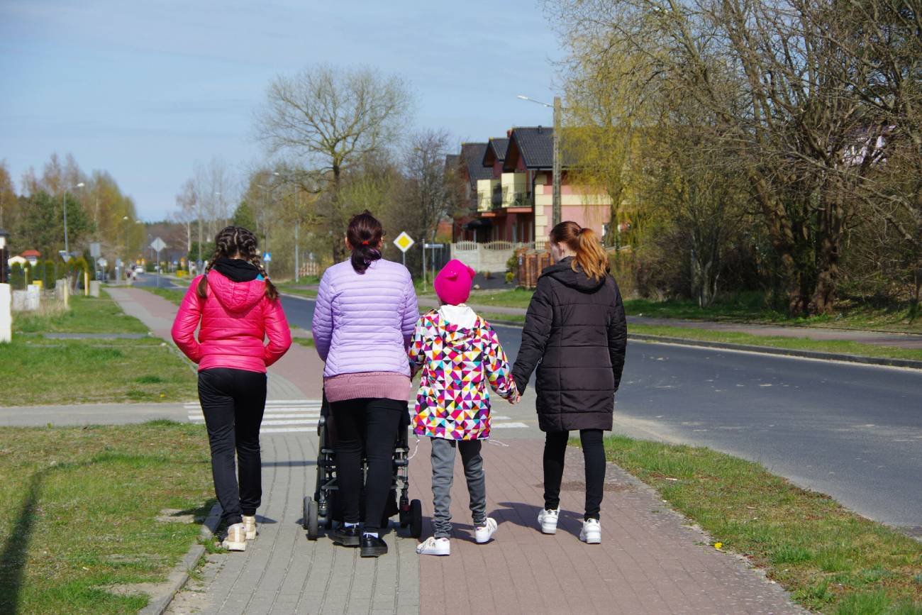 Rodzina wielodzietna: matka spaceruje z 4 dzieci.