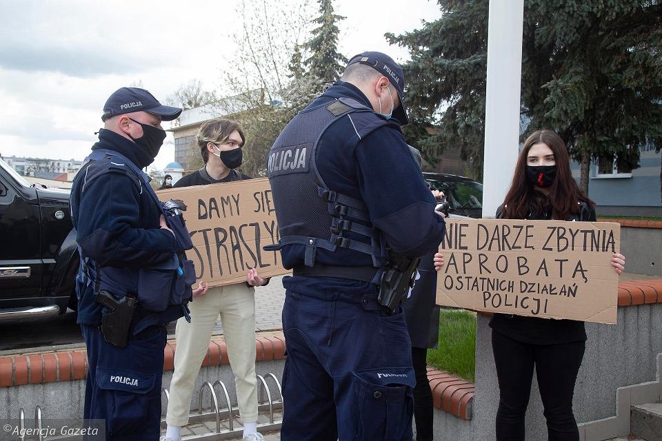 Aktywiści wspierali nastolatkę w czasie przesłuchania.