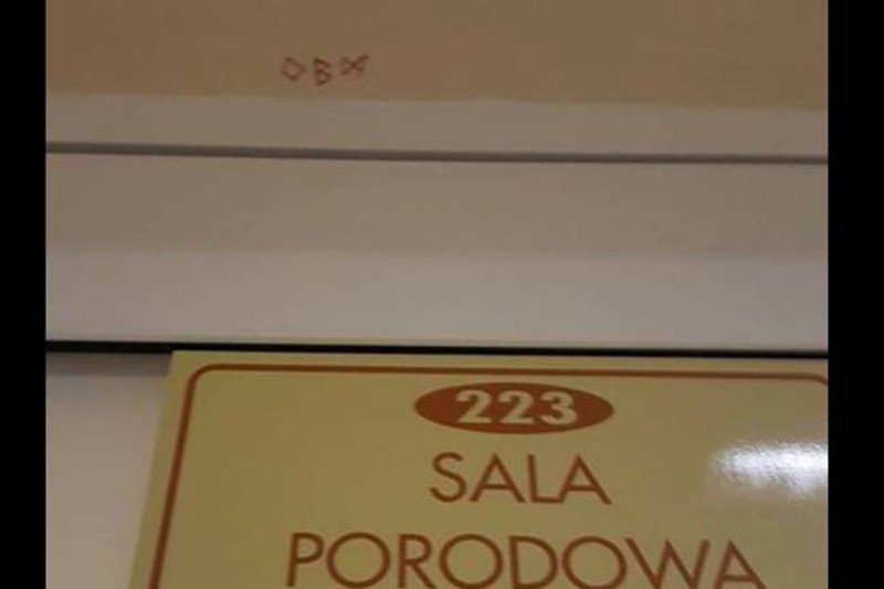 Dziwne runy nad drzwiami sali porodowej.