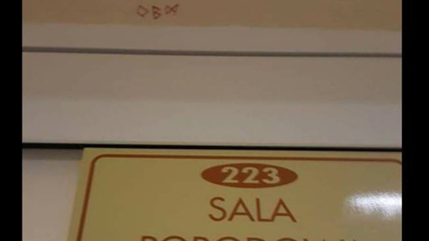 Dziwne runy nad drzwiami sali porodowej.
