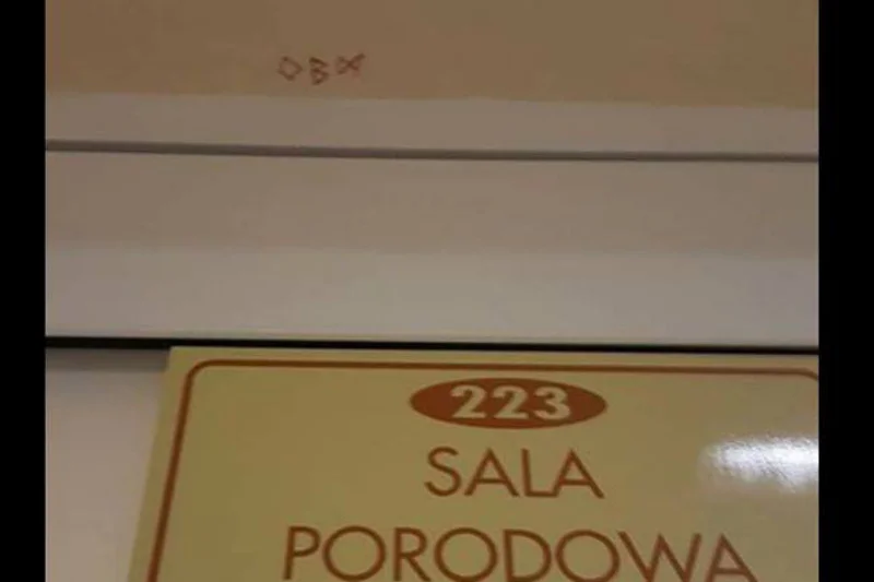 Dziwne runy nad drzwiami sali porodowej.