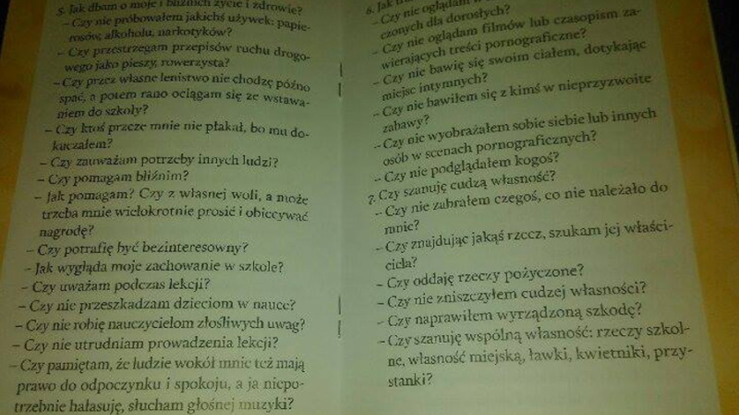Książeczkę wręcza się 9-latkowi przed pierwszą spowiedzią.