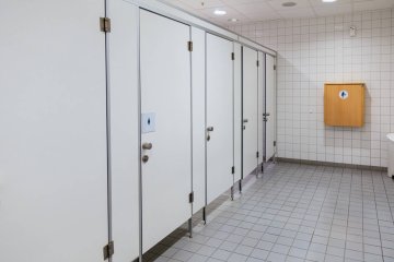 Publiczna damska toaleta.