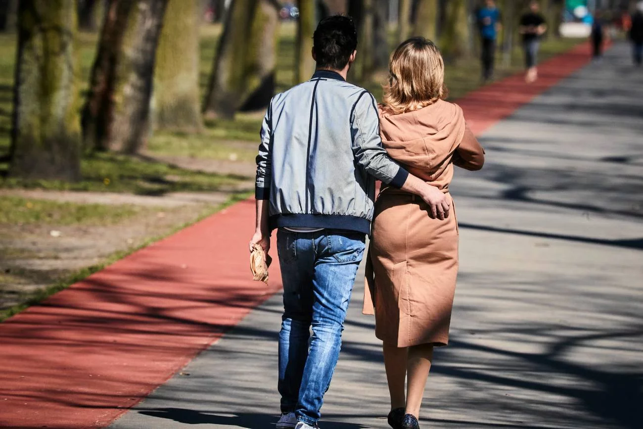 mężczyzna i kobieta w związku na spacerze mężczyzna i kobieta w związku na spacerze