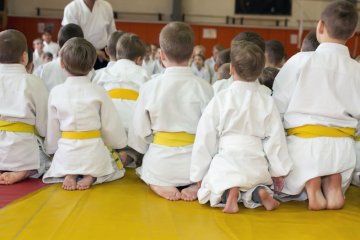 Czy szkoła może zabronić trenować karate?