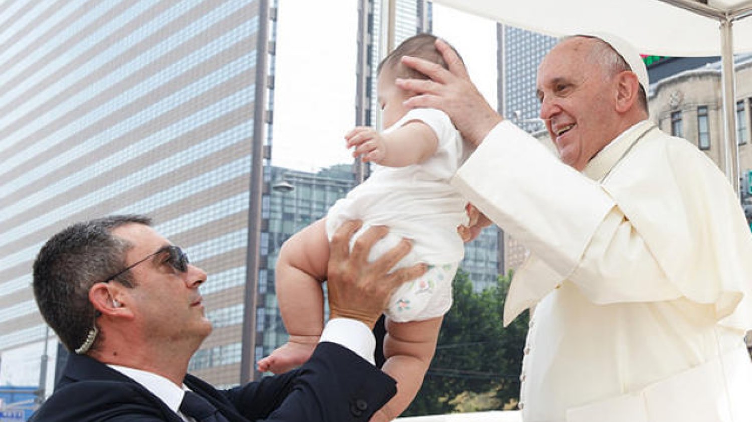 Papież Franciszek zwraca uwagę na to, że płaczące dzieci nie powinny być wypraszane z kościoła.