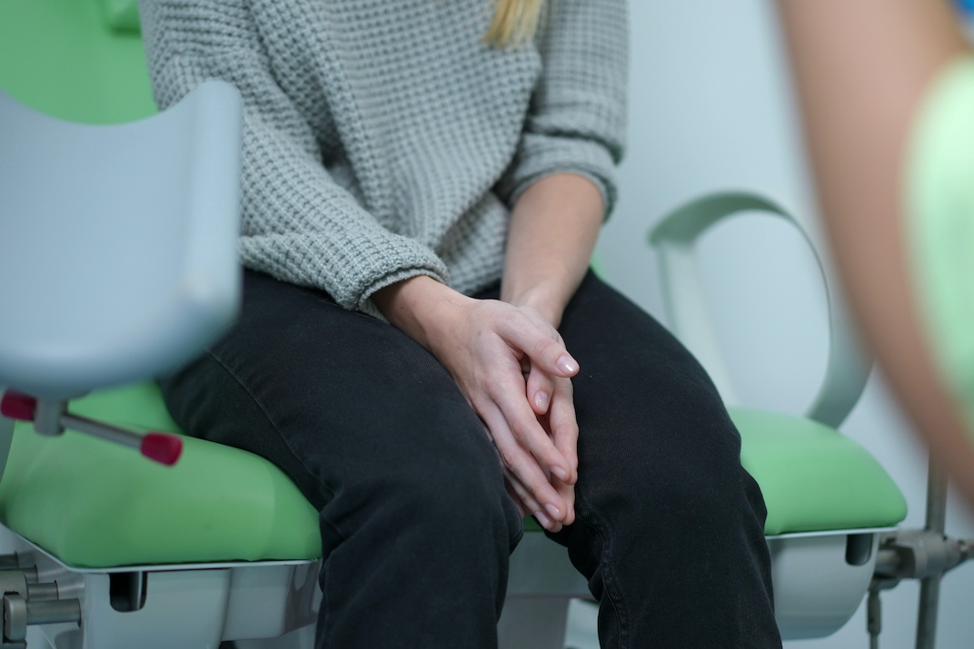 Kiedy iść z córką do ginekologa? Lekarz: wcześniej niż się wydaje