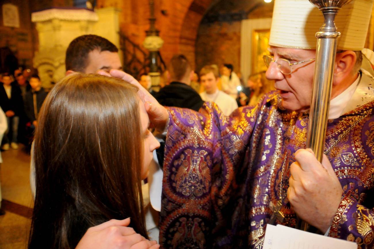 jak wygląda bierzmowanie, przebieg bierzmowania, bierzmowanie dla dorosłych, bierzmowanie krok po kroku, w której klasie jest bierzmowanie, świadek bierzmowania