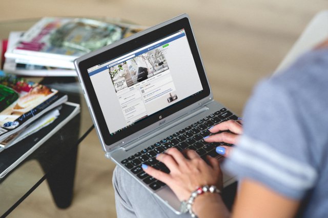Fot. Pexels / [url=https://www.pexels.com/photo/women-typing-on-the-notebook-6168/]kaboompics.com[/url] / [url=https://www.pexels.com/photo-license/]CC[/url]
