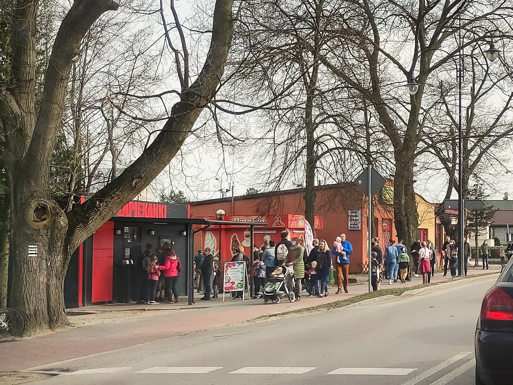 Niedziela, godzina 11:30, zapiekanki przy parku już szturmowane, o 15 jest jeszcze gorzej.