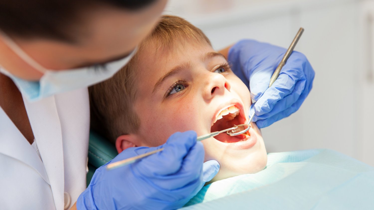 Oprócz regularnego odwiedzania dentysty, bardzo ważne jest codzienna higiena od najmłodszych lat