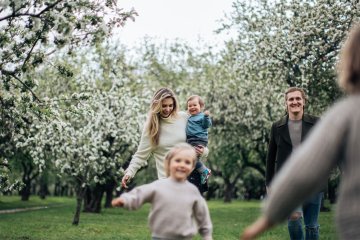 spacer w okresie pylenia drzew może wywołać objawy alergii