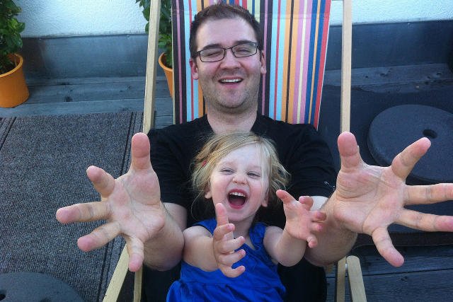 Fot. Pixabay / [url=http://pixabay.com/en/father-daughter-child-fun-laugh-342498/]hince[/url] / [url=http://pixabay.com/en/service/terms/#download_terms]CC0 Public Domain[/url]