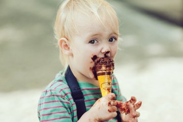 upał z dzieckiem, gorący dzień, jak radzić sobie w upały, czy dawać dziecku lody w upalny dzień