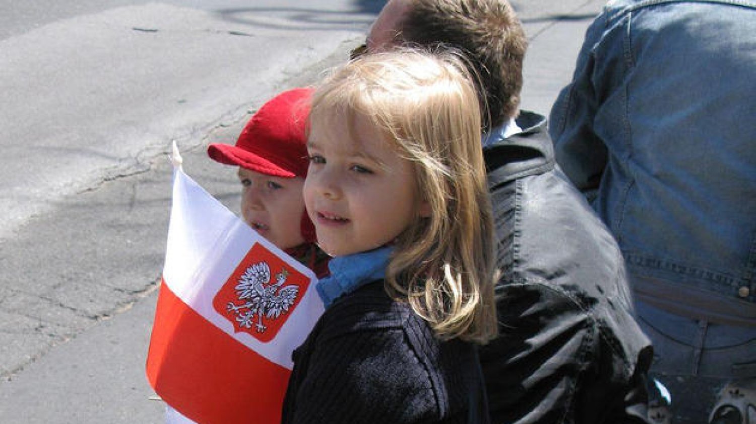 Biał--czerwone flagi w dziecięcych dłoniach - taki obrazem zobaczymy w tym tygodniu niejeden raz.