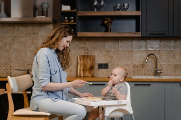 Na zdjęciu: Matka z dzieckiem w kuchni.