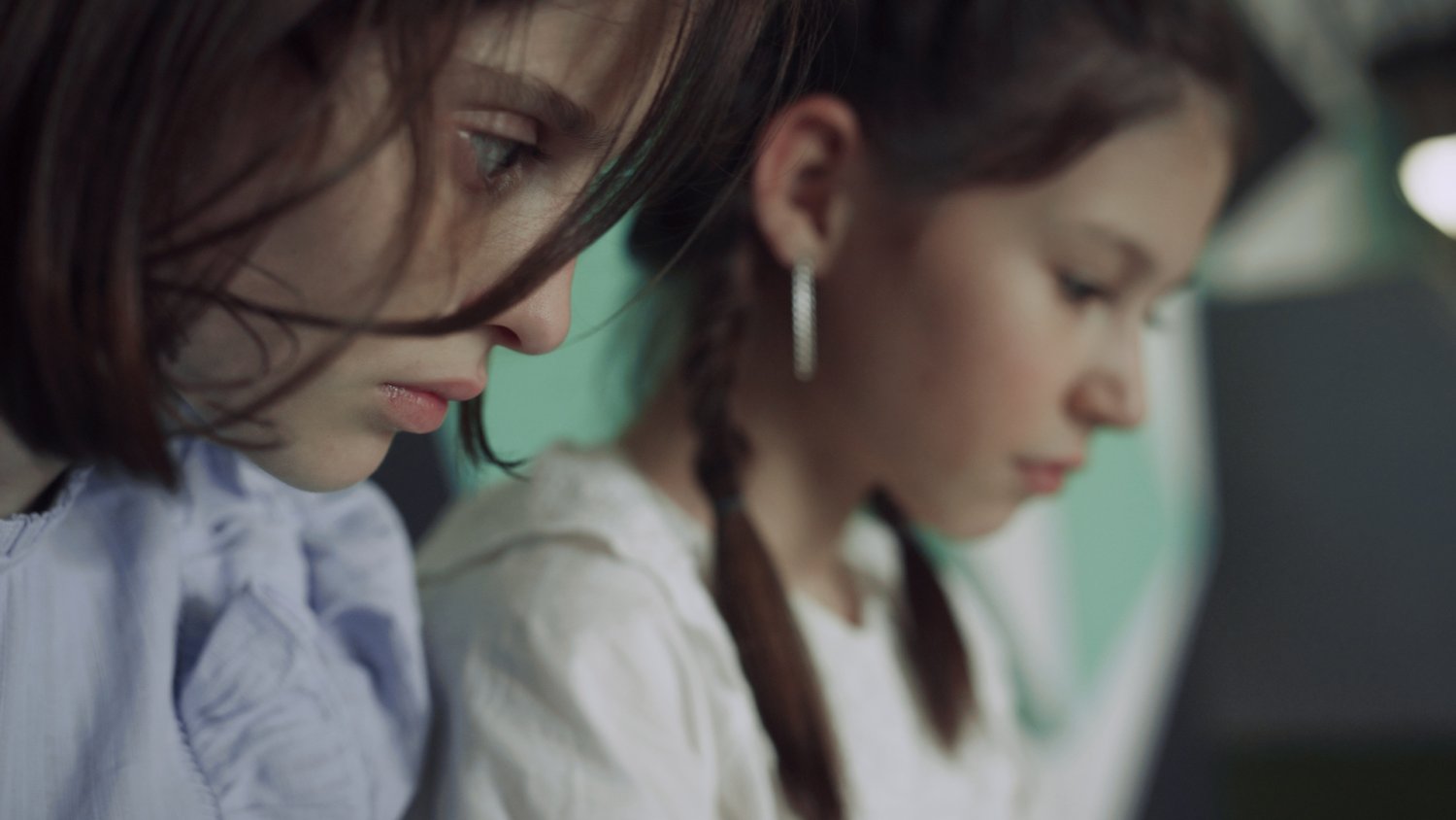 6 rzeczy, które dziecko myśli o rówieśnikach, ale nigdy tego nie powie rodzicom. Nr 4 zaskakuje