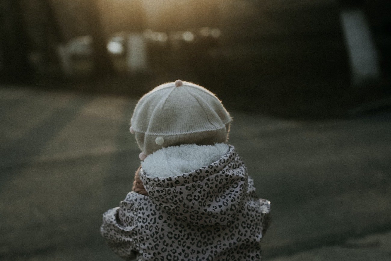 Dziewczynka w berecie odwrócona tyłem do kamery.