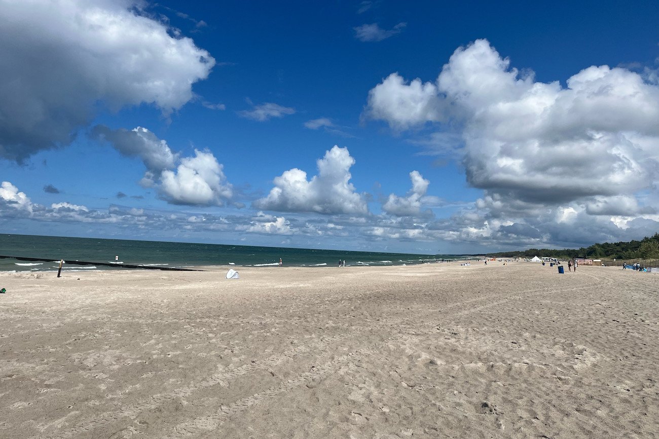 pusta plaża w Łebie, lipiec 2023
