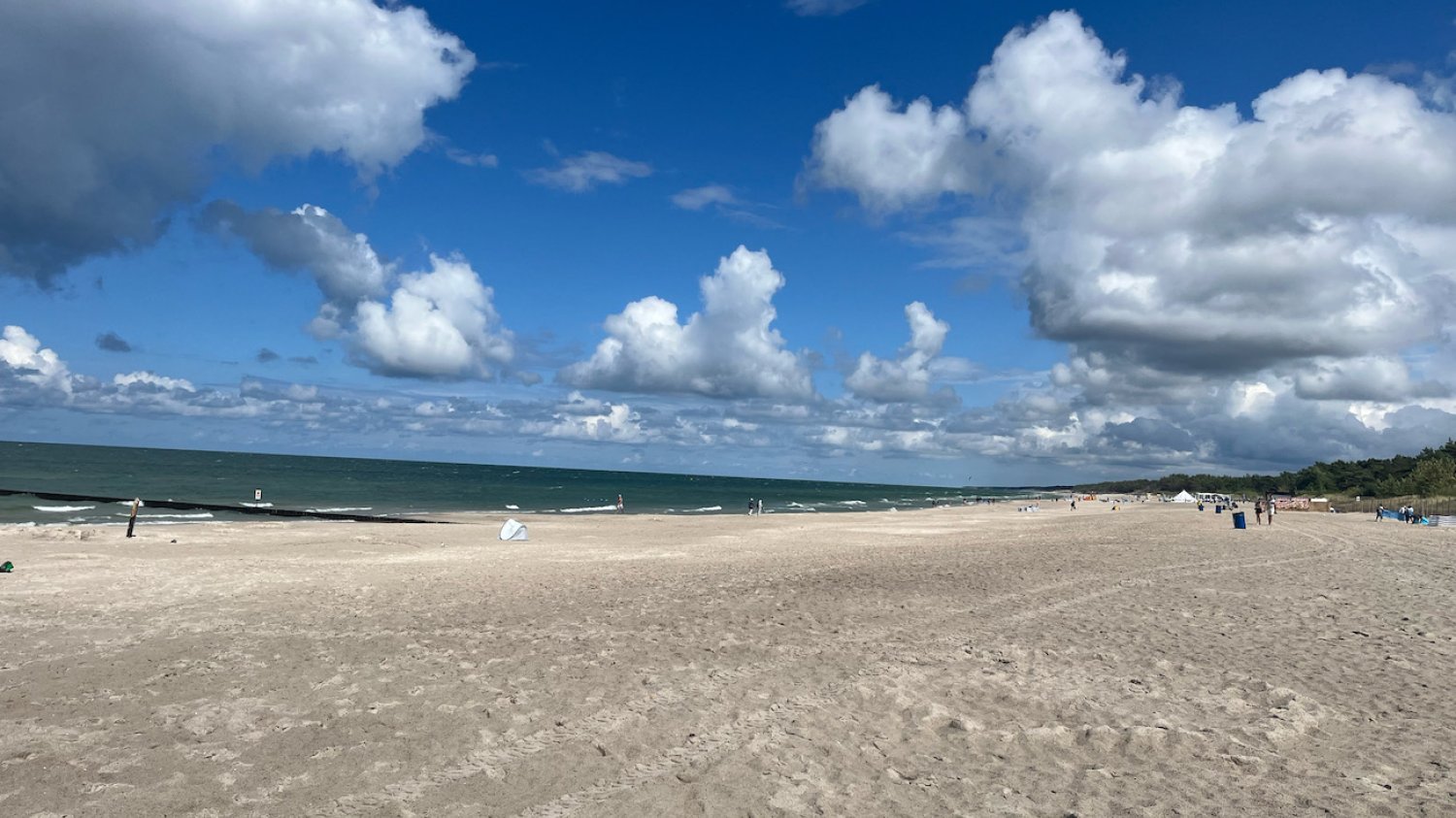 pusta plaża w Łebie, lipiec 2023