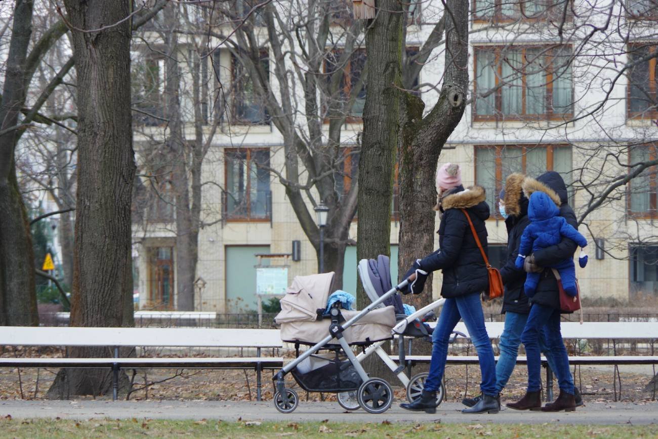 bezwarunkowy dochód podstawowy, pieniądze, polityka, świadczenia dla każdego, 1200 zł dla każdego