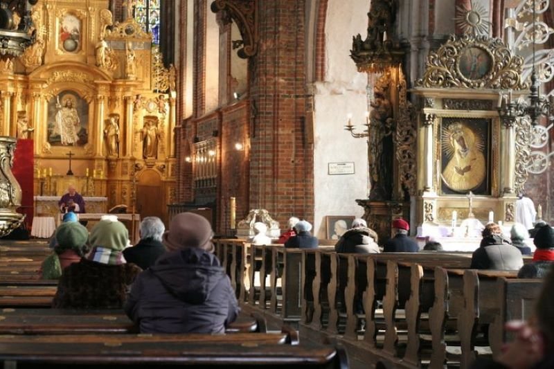 Niektórzy ludzie uczestniczą we mszy, czy chcą, czy nie