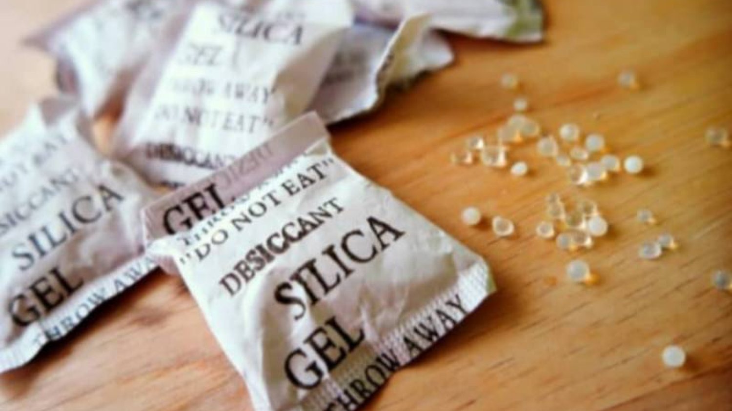 Saszetka z kuleczkami z pudełka po butach. Jak użyć pochłaniacza wilgoci