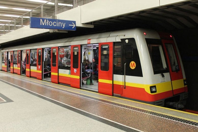 Co ma zrobić matka z dzieckiem w wózku, gdy winda w metrze nie działa?