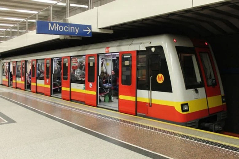 Co ma zrobić matka z dzieckiem w wózku, gdy winda w metrze nie działa?