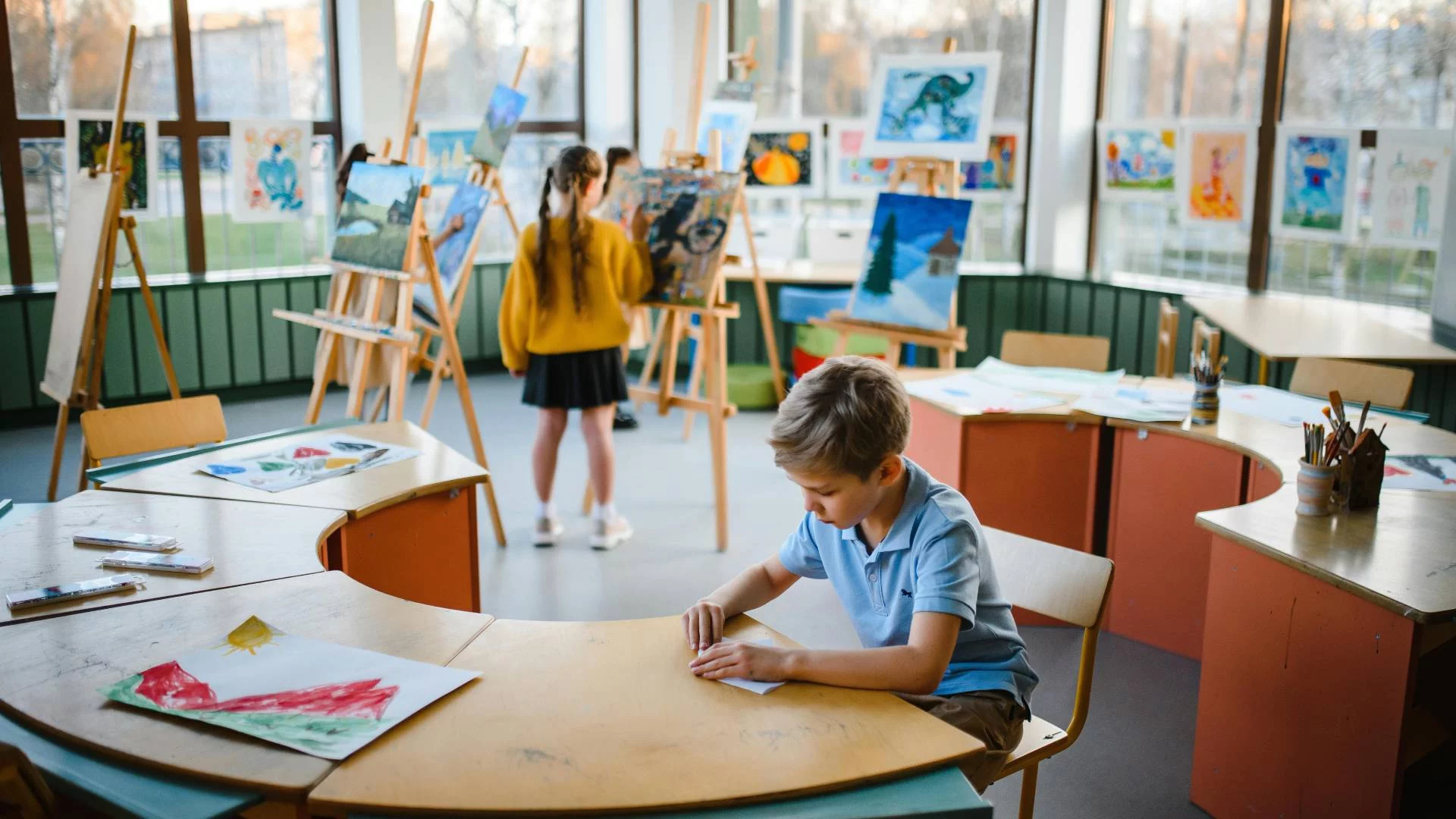 Polonista prowadzi lekcje na powietrzu w "zielonej klasie". Dzieci odpoczywają od technologii