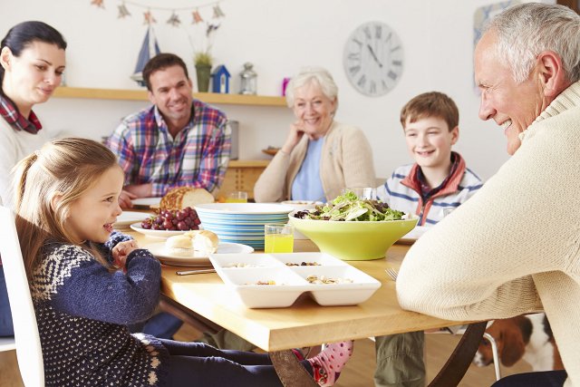 Wspólne spotkania przy stole to dzisiaj rzadkość. Dla dobra swojego i innych warto przynajmniej co jakiś czas, ale systematycznie odświeżyć ten zwyczaj