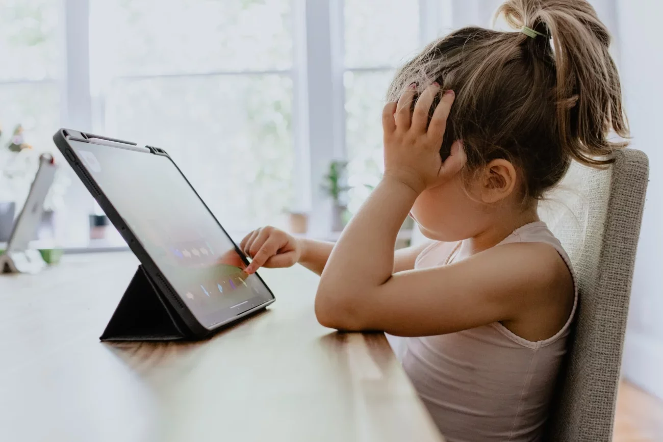 Niebezpieczne treści w internecie. Tak uchronisz przed nimi swoje dzieci