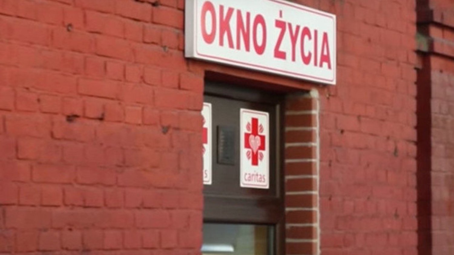 W oknie życia pozostawiono dwójkę dzieci.